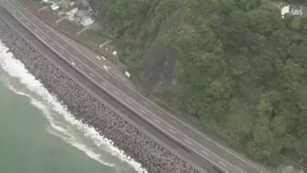 GW初日に国道1号バイパスが通行止め のり面のコンクリート片が剥離して落下 応急対策続くも解除のめど立たず=静岡