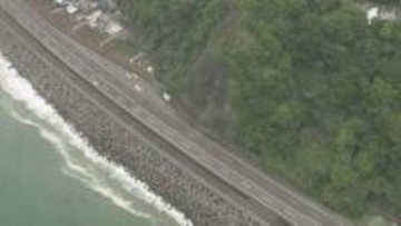 GW初日に国道1号バイパスが通行止め のり面のコンクリート片が剥離して落下 応急対策続くも解除のめど立たず=静岡