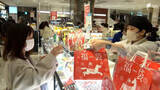 「「お正月が来たって感じ」「今年1年頑張ろうと買い込む日」福袋に長い列　初売りで百貨店にぎわう＝静岡・浜松市」の画像1