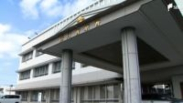 パンを買う客を装い、男がコンビニ店員に刃物を見せて脅す　店員が非常ボタンを押したら、男はパンを持って逃げる強盗事件＝静岡・掛川市