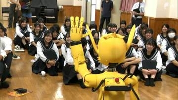 「好きな人はいますか」高校生がAI搭載の人型ロボットと触れ合う授業＝静岡・三島市