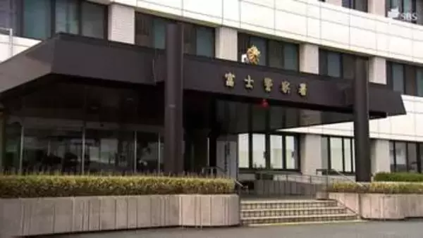 信号待ちの車に乗用車で追突、女性にけがさせ逃走か 愛知県の自称・会社員の23歳男逮捕＝静岡・富士市