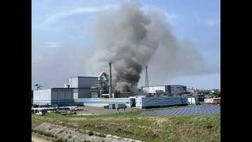 【速報】「黒煙が上がっている」宮城県岩沼市の産業廃棄物処理会社で火事　けが人２人