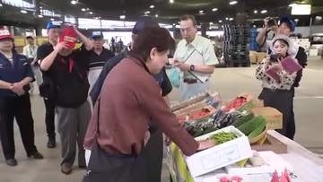 お盆を前に郡市長が中央卸売市場を視察 ウナギは安価も筋子やタコは高騰 消費税減税にも言及〈仙台市〉
