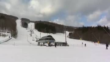スプリングバレースキー場で初滑り　積雪３０センチでオープン　燃料高騰でリフト代２００円値上げ〈仙台〉