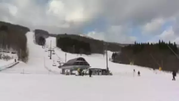 スプリングバレースキー場で初滑り　積雪３０センチでオープン　燃料高騰でリフト代２００円値上げ〈仙台〉