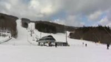 スプリングバレースキー場で初滑り　積雪３０センチでオープン　燃料高騰でリフト代２００円値上げ〈仙台〉