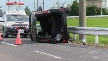 横転車両に３人が一時閉じ込め　救助され目立ったけがなし　乗用車同士が衝突する事故〈仙台市〉