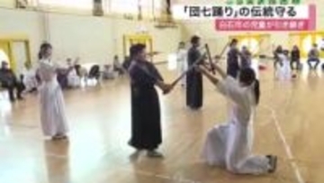 白石市伝統の「団七踊り」を後輩へ継承　大鷹沢小で引き継ぎ式　６年生から４年生に小道具手渡す〈宮城〉