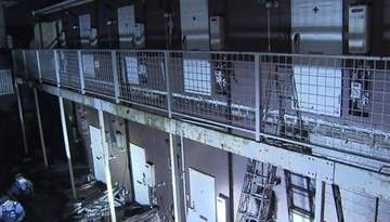 アパート２階の外廊下が崩落　住人の７０代男性が巻き込まれ両足を骨折　築３０年以上で修繕の予定も　仙台