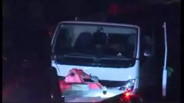 道路工事のため停車中のトラックに５トントラックが追突  作業中の女性が巻き込まれ死亡 ４２歳の男逮捕