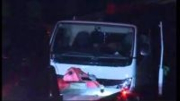 道路工事のため停車中のトラックに５トントラックが追突  作業中の女性が巻き込まれ死亡 ４２歳の男逮捕