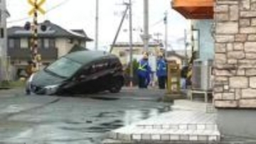 【速報】踏切内で乗用車が溝にはまり動けなくなったか 仙石線が一部区間で運転見合わせ けが人なし