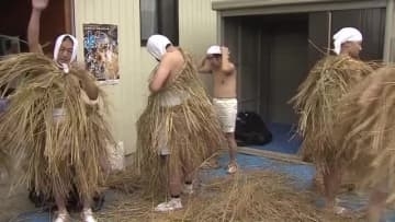 顔に黒い“すす”全身は“わら装束”火伏せの奇祭「米川の水かぶり」〈宮城・登米市〉