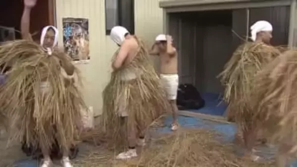 顔に黒い“すす”全身は“わら装束”火伏せの奇祭「米川の水かぶり」〈宮城・登米市〉