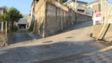 多賀城で軽乗用車が壁に衝突　７０代女性が重傷、会話できず搬送　複数箇所にぶつかったか〈宮城〉