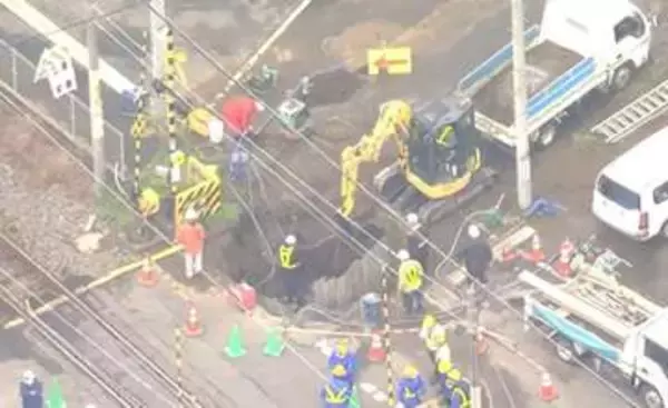 地震の影響か　石巻市の踏切で道路が陥没　ＪＲ仙石線の一部区間など終日運休〈宮城〉