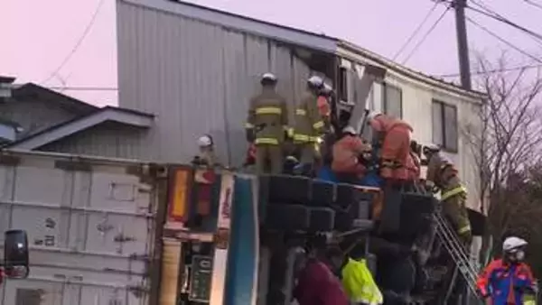 「事故から５時間以上　懸命の救助活動続く　大型トレーラー住宅に突っ込む＜宮城＞」の画像