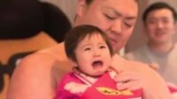 ６０００件応募の超人気！泣いたら勝ちの「泣き相撲」 赤ちゃんたちの熱い戦い〈宮城・岩沼市〉