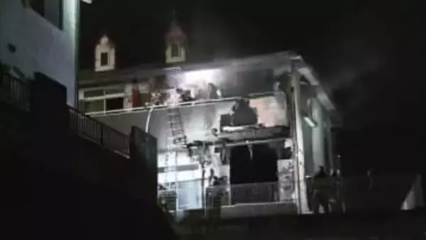 未明にアパート火災　少なくとも２部屋が焼け６３歳男性が病院搬送〈仙台〉