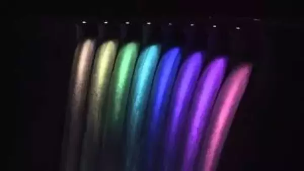 大崎市鳴子ダム 春の風物詩「すだれ放流」がライトアップ　放流の轟音と光の幻想的風景〈宮城〉