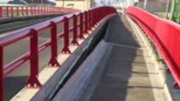 「危なかった」歩道傾き、亀裂の涌谷大橋　県がドローン調査開始も通行止め解除の見通し立たず〈宮城〉