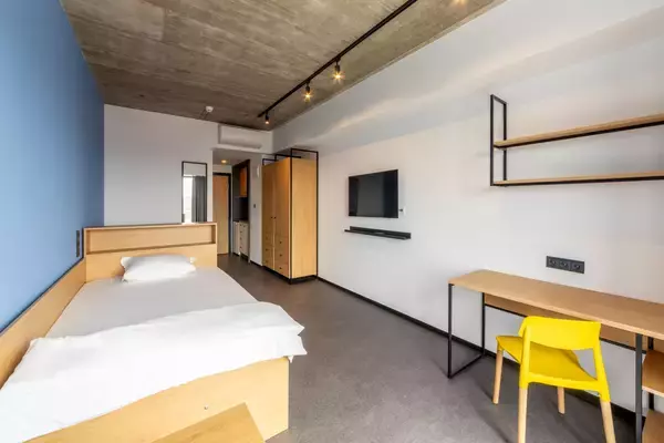 令和の学生寮が大変貌！ 人気を集めるシアター、プール付き下宿には「なめてるのか！」の声も…もはや貧乏学生は絶滅危惧種に