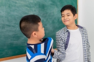 「なんでお父さん、僕を殴るんだよ」と呟いていたこともあった少年―「子どもから先生への暴力」の裏にある“見えない理由”