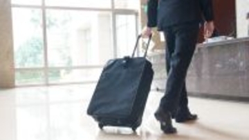 〈出張族に受難！〉東京都が宿泊税を一律3%に変更で経済は冷え込み必至…会社員と企業を追い詰める“静かな増税”の正体