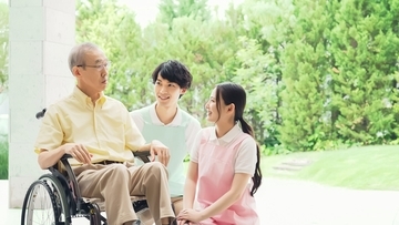 後悔の多くは「バタバタ入居」が原因…良い老人ホームを選ぶために見学時にするべきたった一つの「質問」と施設で「借りるべきもの」