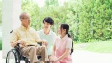 後悔の多くは「バタバタ入居」が原因…良い老人ホームを選ぶために見学時にするべきたった一つの「質問」と施設で「借りるべきもの」