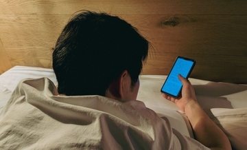 「気づけばSNSを2時間…」その夜の過ごし方、本当に休めている？ 世界のエリートが意識する“意味のある時間”