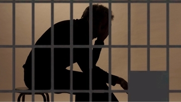 気力と生命力を削ってゆく独房での生活…１週間で30分の陽の光、エアコンなし、会話なし…被疑者になった弁護士が明かす「人間として尊重されていない感覚」