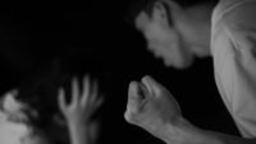 「この豚！ 誰が面倒見てやってると思ってるんだ！」妻の不倫をきっかけにモラハラ夫になってしまった男が気づいた“毒親の呪い”