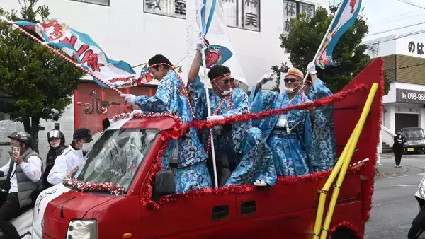 車の屋根をブッタ斬って“オープンカー”に…ヤンチャ度高め“沖縄・二十歳の集い”ルポ「捕まって6000円罰金払ったけどたいしたことない！」