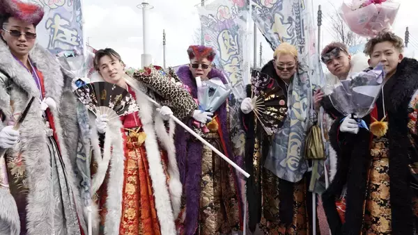 〈移動式やぐらも登場〉日本一ド派手な北九州・二十歳の記念式典「バイクで亡くなった友人と一緒に」集まった優しく頼もしい若者たち