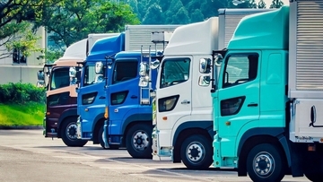 〈なぜトラック運転手は稼げないのか〉「全産業平均の8時間分を稼ぐのに11時間23分も必要」平均より時給765円も低いドライバーを苦しめる“低賃金のカラクリ”