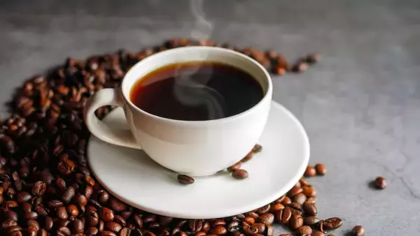 朝の一杯で差がつく…「血管寿命をのばす」「肌にもいい」名医が実践するコーヒーに混ぜると“良いモノ”5選