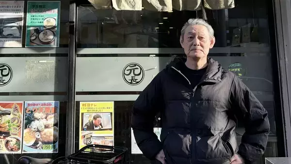 〈年越しそば〉25年のサラリーマン生活を捨てて立ち食いそば屋に…物価高の時代を支える「一杯420円」の裏側【そば うどん 元長】