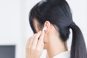 スマホ・テレビ・ラジオなどを大音量に設定している人は要注意！ “聞こえ”はチェック＆トレーニングできる時代に