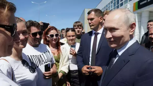 〈「安倍晋三氏はまったく正しい政治家でした」〉プーチン初の択捉島上陸、ロシアが今さら安倍氏を称賛する“本当の狙い”