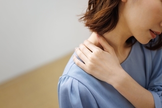 日本人のほとんどがカチカチ…肩こり、頭痛はもちろん、肩甲骨まわりをユルめるだけで改善する７つのやっかいな症状