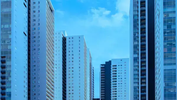 庶民は地方にしか住めなくなる？ 都市か地方か、広いか狭いか、所有か非所有か…多様化する日本の不動産“格差”事情