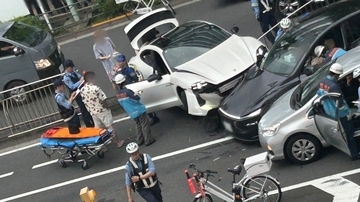 《高級外車同士が…》「猛スピードで柵も越えてきた」ポルシェがテスラに衝突し3台の事故、小学生も巻き込まれ…逮捕された20代タトゥー男は「ポケットに手をつっこんでいた」