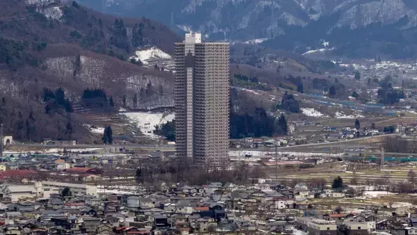 地方の田んぼにポツンと建つ「日本一安いタワマン」の謎…意外にもメリット豊富だという、地方タワマン移住は流行るのか