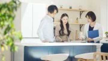 「最後にカタログだけでも」が落とし穴？ 住宅展示場の営業マンが初回接客で密かに目指す、契約へとつなげるゴールとは