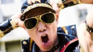 「腰を向けて寝られない」HGのハードゲイネタ誕生のきっかけは「ケンコバさん」…奇跡のブレイクから21年、「逃亡期間」を経た50歳“一発屋”の現在地