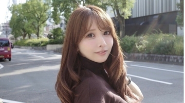 三上悠亜、ブラウンのミニスカで秋コーデ披露　名古屋の街がまるでパリ？「名古屋テレビ塔がエッフェル塔に！」