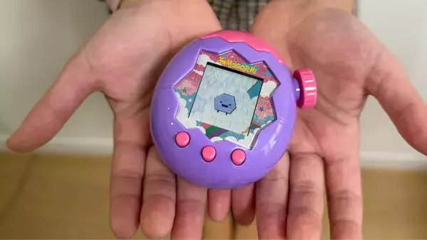 〈ブーム再び〉たまごっちが買えない子ども続出！ 父親たちが奔走も「10店舗電話しても買えない」“超進化版”の高額転売が相次ぎ、バンダイも「転売や買い占めは不本意です」