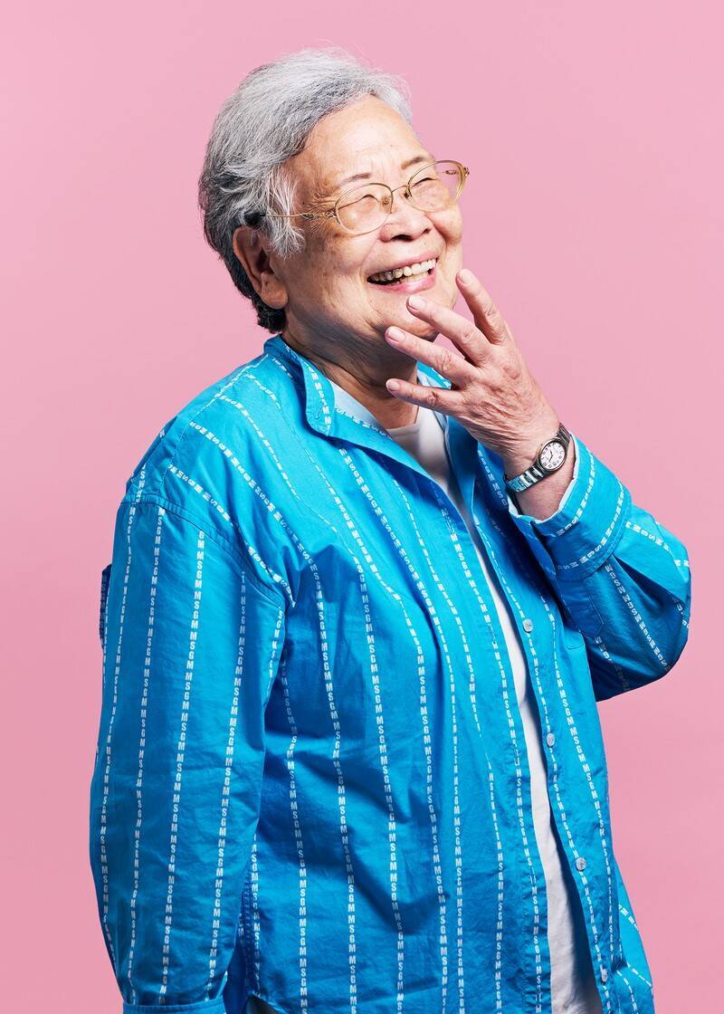 「年だからって逃げない、人や時代のせいにしない」76歳の若手芸人「おばあちゃん」が貧乏、乳がん、介護生活を経て笑いにかける夢